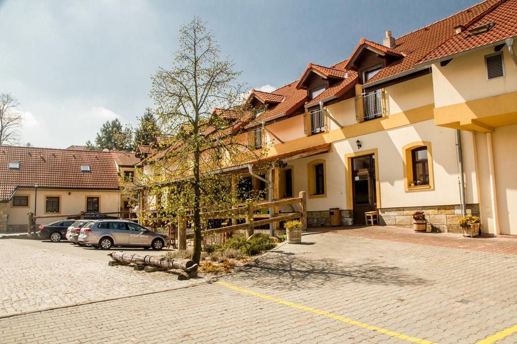 Hotel Lony Mochov Eksteriør billede