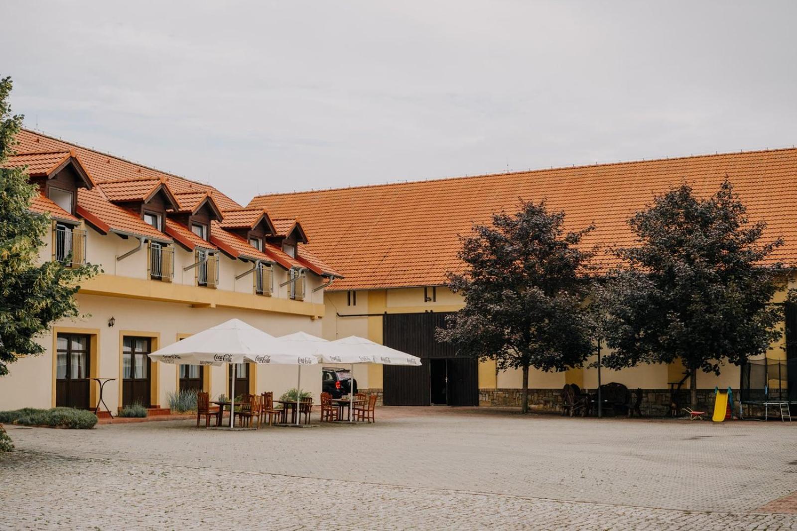 Hotel Lony Mochov Eksteriør billede