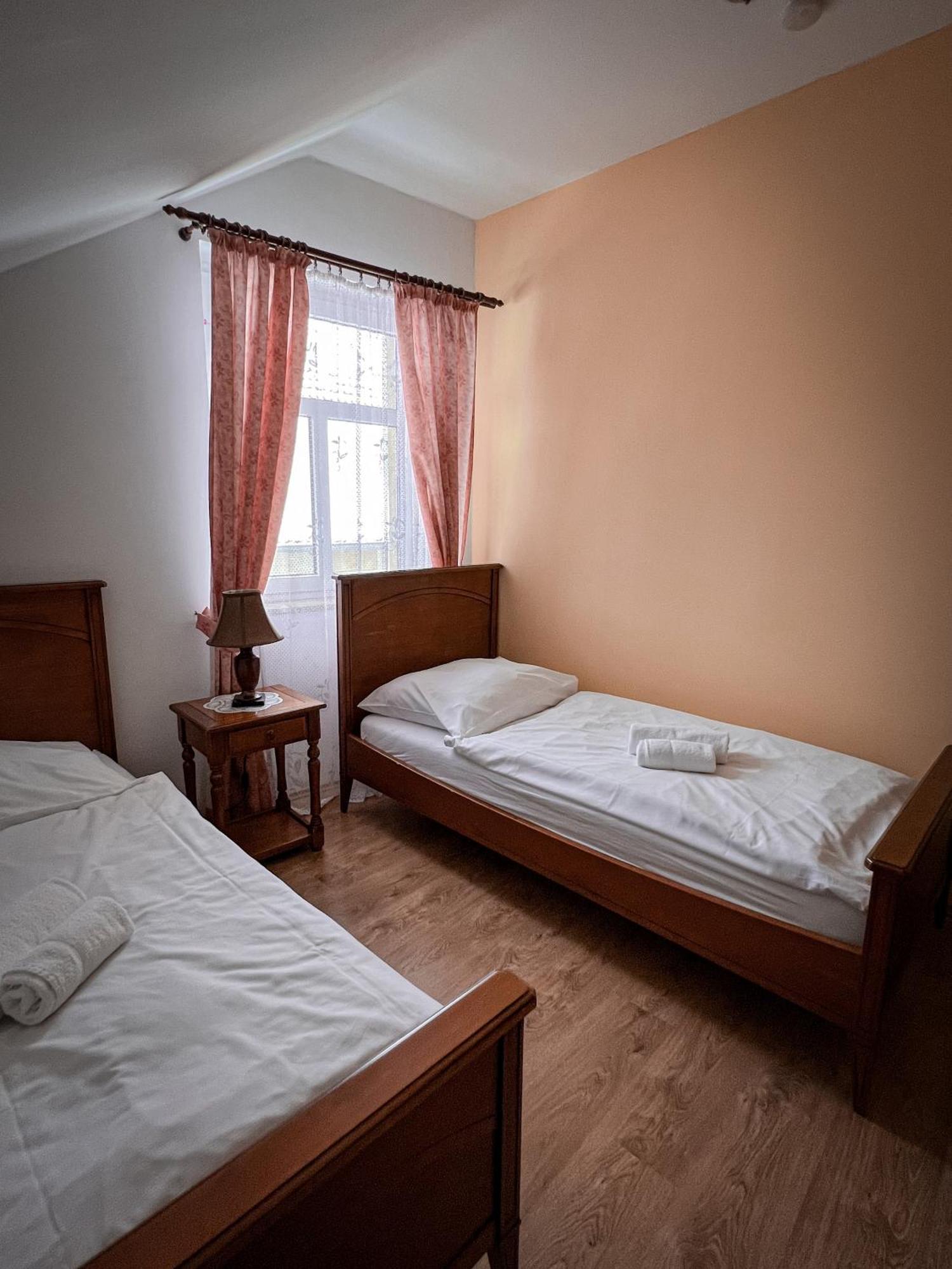 Hotel Lony Mochov Eksteriør billede