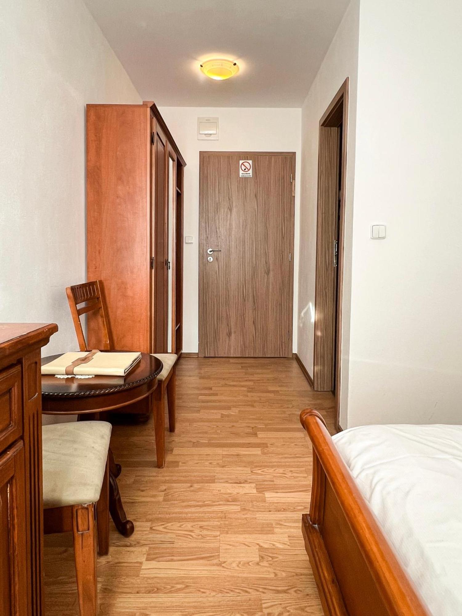 Hotel Lony Mochov Eksteriør billede