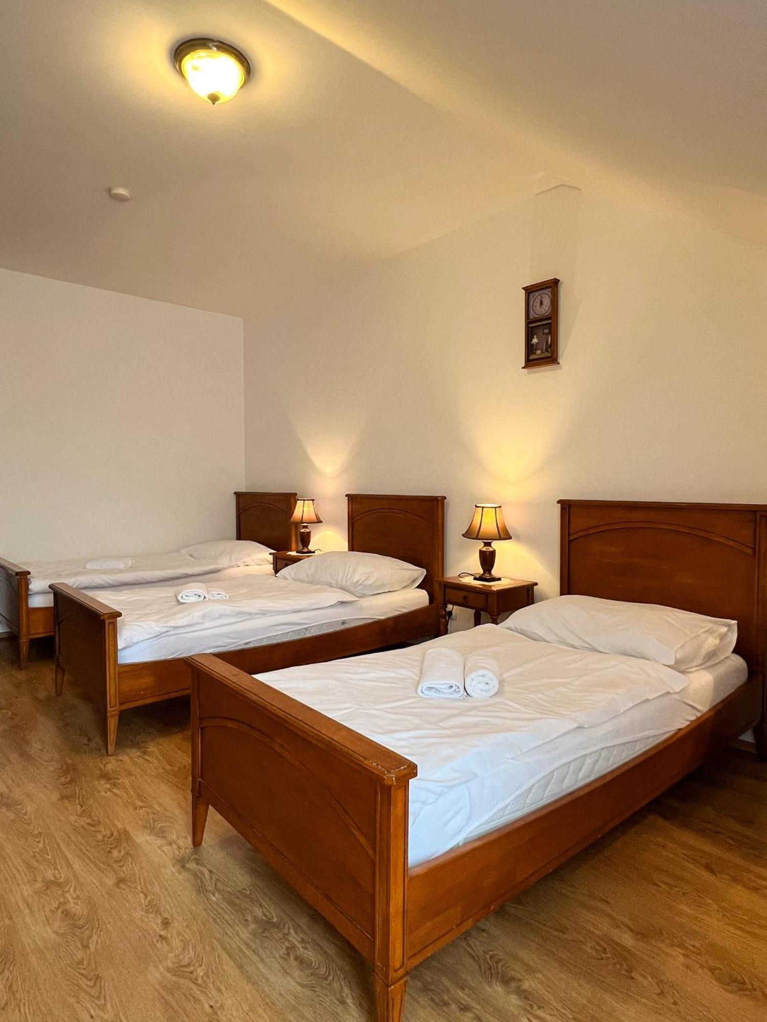 Hotel Lony Mochov Eksteriør billede